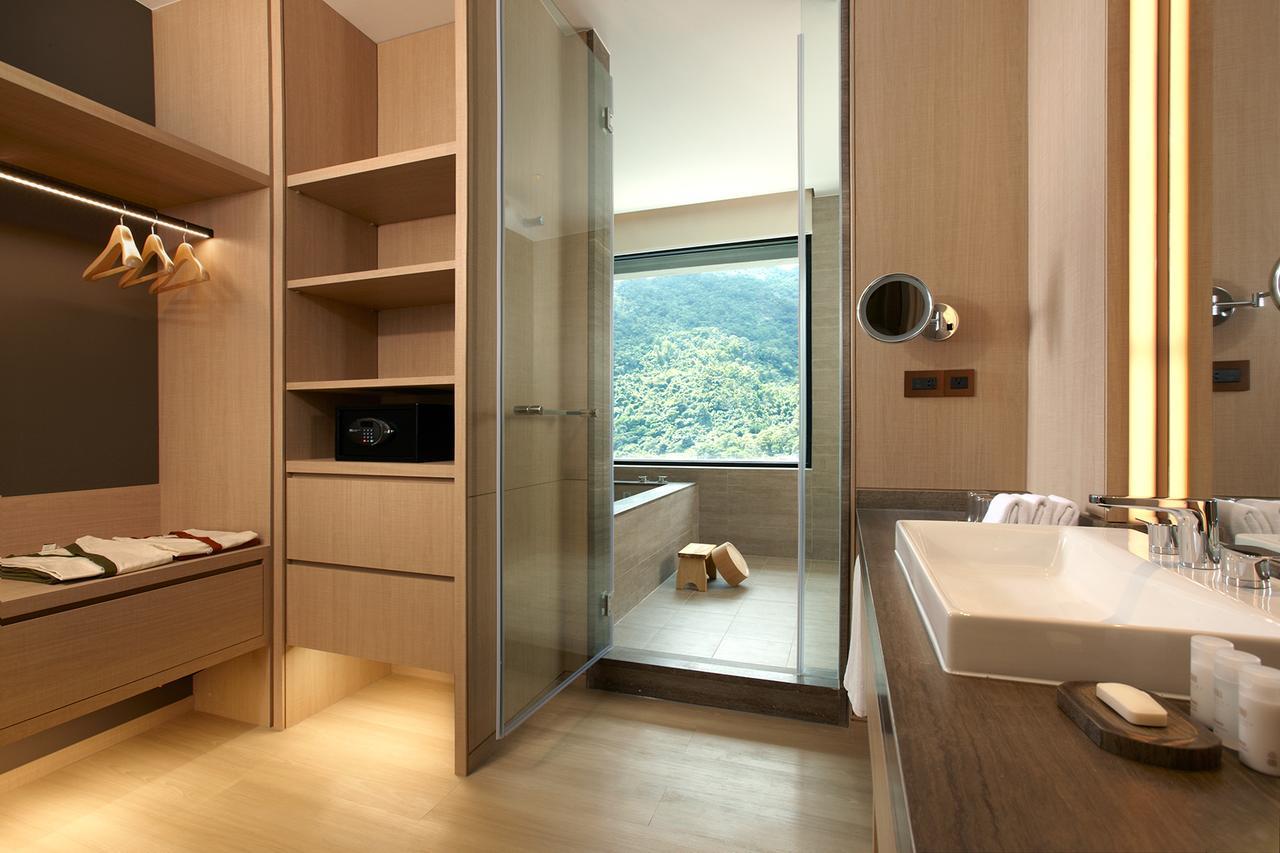 Mu Jiaoxi Hotel Buitenkant foto A bathroom in a hotel