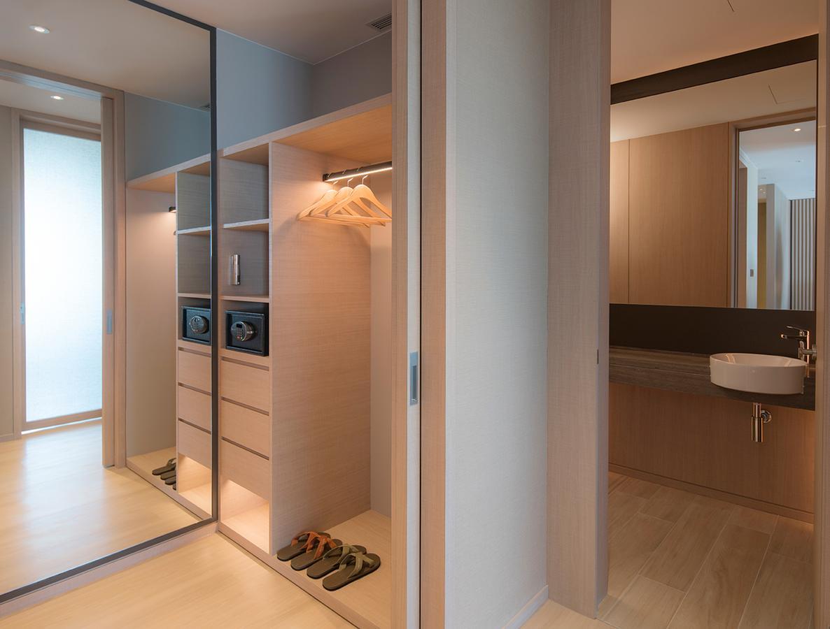 Mu Jiaoxi Hotel Buitenkant foto A walk-in wardrobe