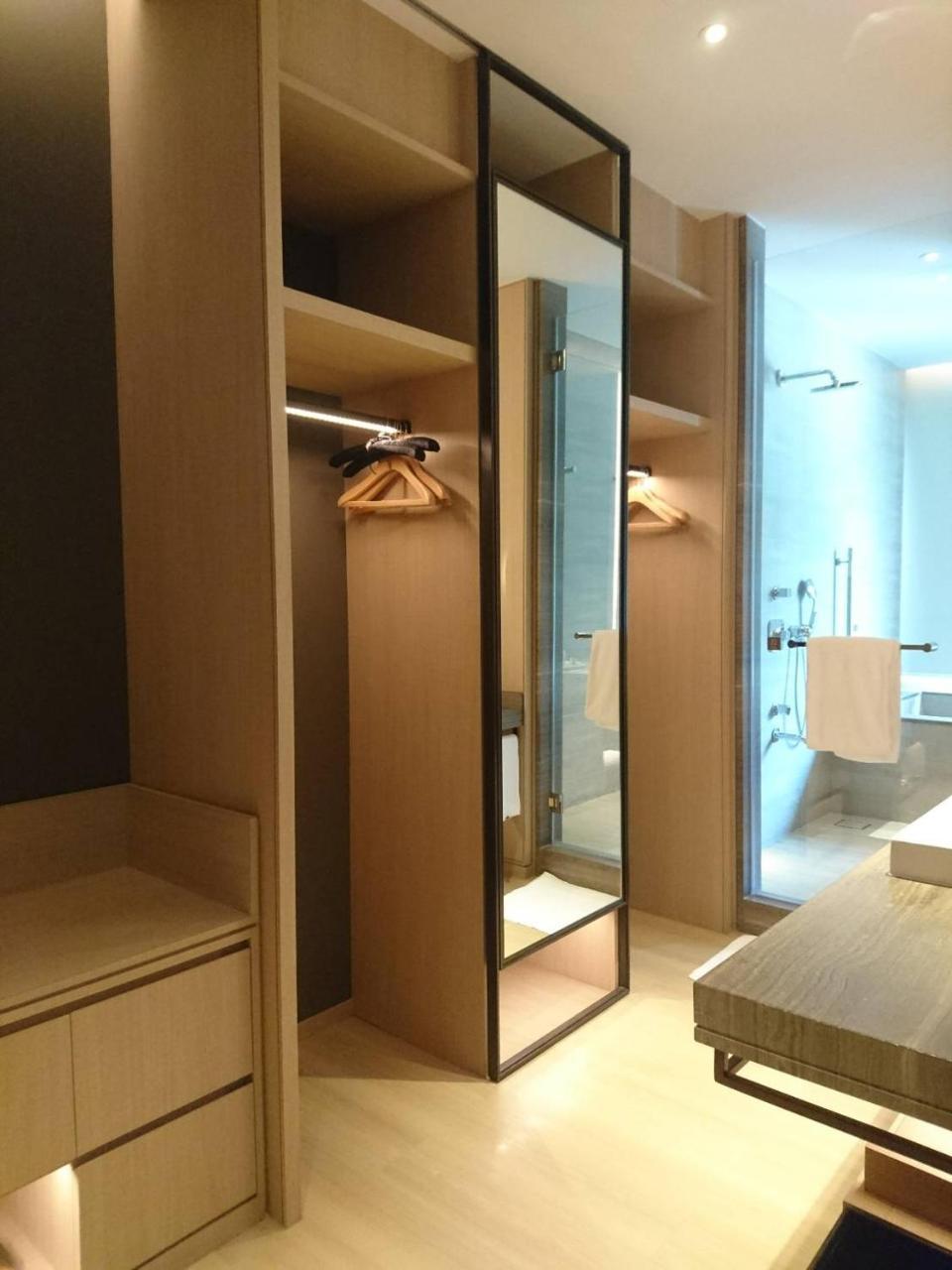 Mu Jiaoxi Hotel Buitenkant foto A walk-in wardrobe