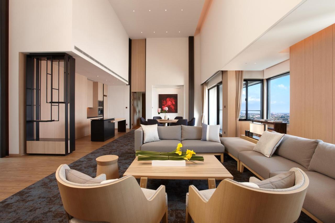 Mu Jiaoxi Hotel Buitenkant foto The living room of a suite at The Ritz-Carlton, Osaka