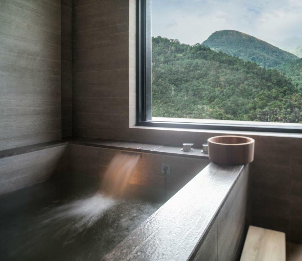 Mu Jiaoxi Hotel Buitenkant foto A modern onsen bath