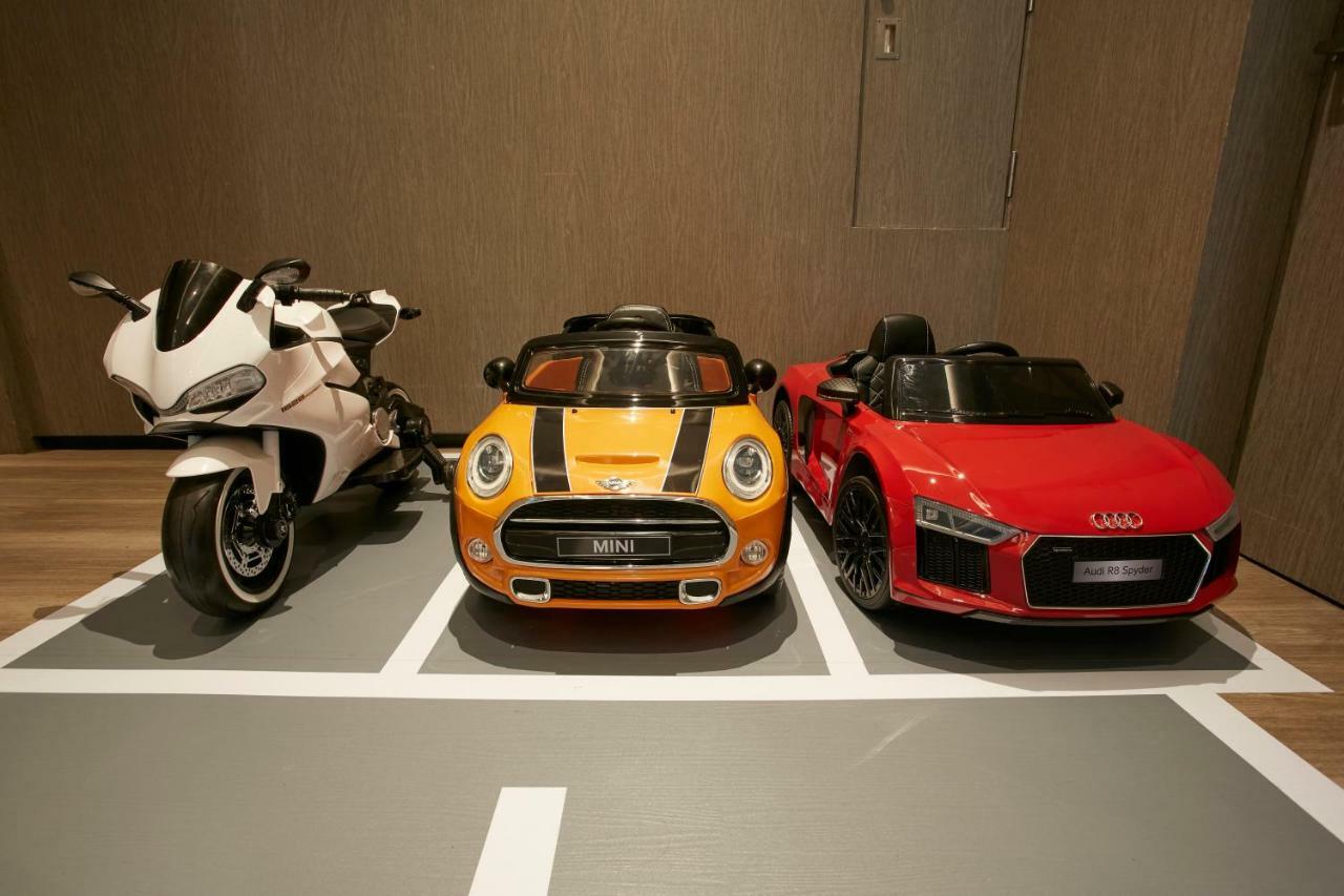 Mu Jiaoxi Hotel Buitenkant foto Children's electric cars and motorcycle